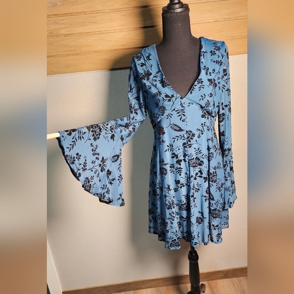 Cute Coquette Dress in Teal /Black Floral. Size Small, Flair Sleeves by Miami - Picture 6 of 11